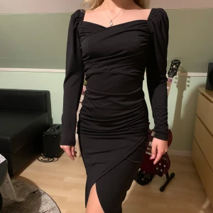 Svart festklänning - Använd en gång! Supersnygg svart festklänning. Sitter på mig som är 157cm men hade nog varit snyggare på någon lite längre! Fortfarande sjukt snygg och passar till många olika tillfällen!