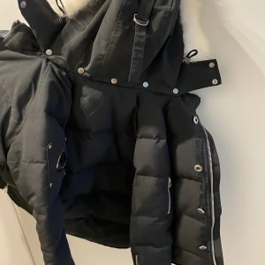 moose knuckles jacka  - den är använd ett fåtal gånger, den är i väldigt bra skick och den har inga skador alls. vill sälja den då jag har en liten valp på 8 veckor hemma som ska vaccineras om 3 veckor samt andra viktiga utgifter 