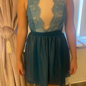 Klänning - Klänningen är endast använd fåtal gånger och har tyvärr slutat användas då den inte passar.