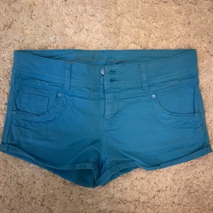 Blåa jeansshorts - Snygga jeanshorts som inte kommer till användning! Tveka inte på att höra av er vid frågor eller om fler bilder! Läs gärna min bio i profilen så får du reda på lite mer också💞💞