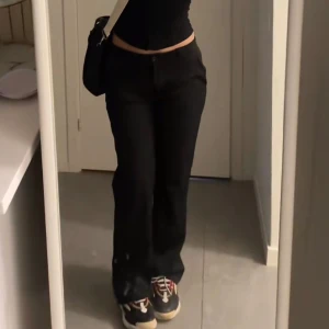 Svarta byxor - Säljer ett par snygga svarta byxor. De är mid waist/low waist och har en straight passform. Perfekta för både vardag och fest! 🖤