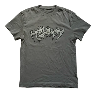 Graphic tee - Snygg tee me print som sticker ut från tröjan vne va d kallas men köp