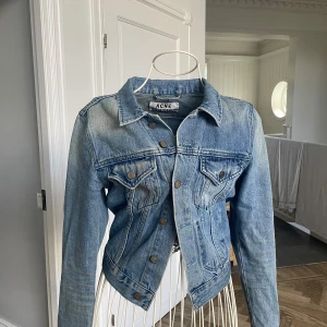 Jeans jacka - En jätte fin jeans jacka från acne studios 