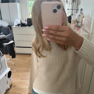 Söt tröja från Only  - Säljer denna fina tröjan från Only då jag ej använder den och har aldrig riktigt kommit till användning den är storlek s men passar även xs priset går att diskutera❤️❤️