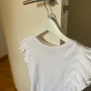 Gullig vit volang topp🤍 finns i blå/röd också❤️🩵 - Storlek M passar S/XS🩷