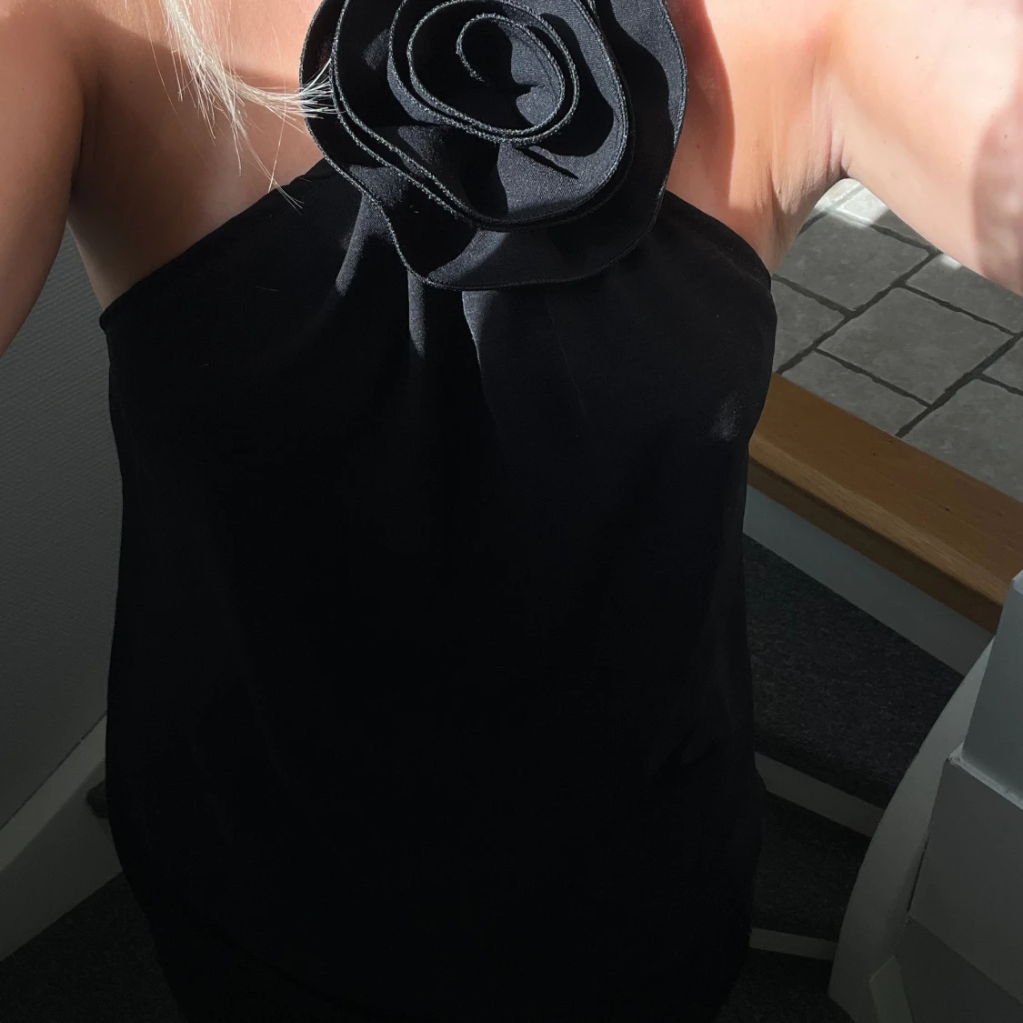 Svart topp med en blomma - 93