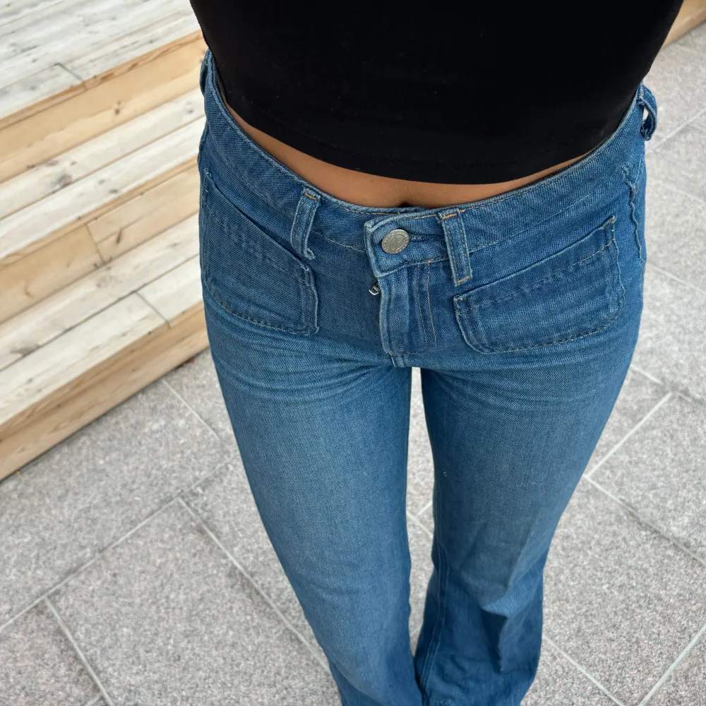 Säljer denna så fina boot cut jeans. De har påsydda fickor på. De är i fint skick och lite slutningar längst ner vid sömmen. Passar bra för mig som är 171 cm! ❤️❤️. Farkut & Housut.