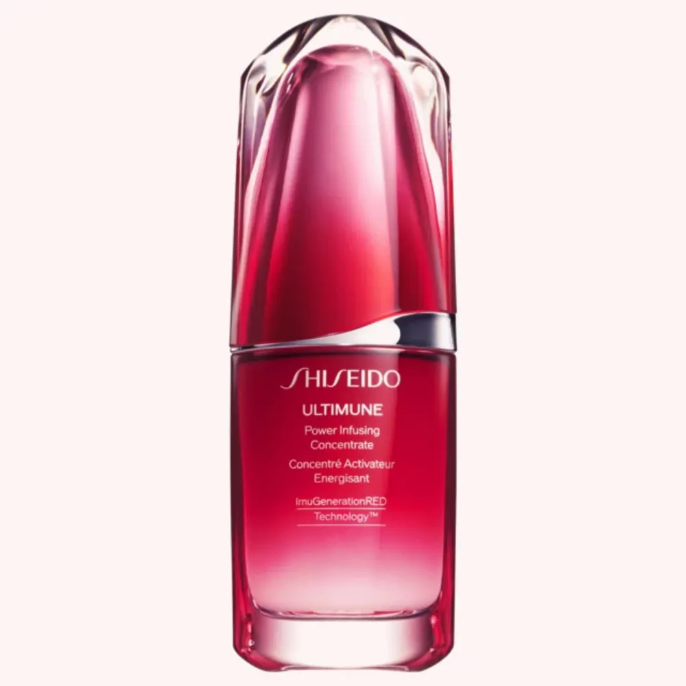 Säljer en flaska Shiseido Ultimune Power Infusing Concentrate. Denna produkt använder ImuGenerationRED Technology™ för att stärka och skydda huden. Perfekt för att ge huden en energiboost och förbättra dess motståndskraft. Flaskan är röd och elegant med en silverdetalj på korken. Perfekt för resor då det är en travel exclusive. som ny så kostar det 1050. Skönhet.