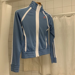 Adidas kofta - Croppad sport top flies från adidas. Används inte längre. Pris kan diskuteras 💯💯