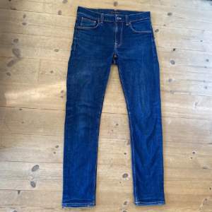 Nudie Jeans Modell: Lean Dean  Storlek: W33 L34 Dry denim 16 Dips   Lean Dean liknar Grim Tim men ett steg mot mer straight fit hället samtidigt som de fortfarande sitter lite slim. Tyget är Dry sả man fảr en unik wash när man anvander dom. 