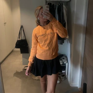 Acqua Limone tröja - Orange tröja från Acqua Limone, knappt använd. Storlek xxs men jag har vanligtvis storlek S och den passar perfekt.