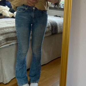 Blå bootcut jeans - Säljer ett par snygga blå bootcut jeans från Gina Tricot 