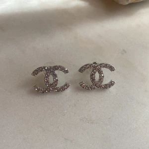 Inspererade örhängen  - Lite större örhängen, oanvända  Ej äkta 