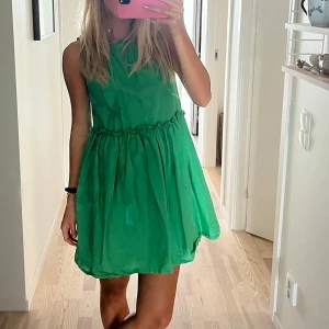 Grön klänning - Supersöt klänning från Mango 💗