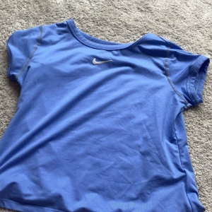  Nike träningströja🥰❤️🪼 - Jag säljer denna superfina blåa träningströjan ifrån Nike i storlek 146/152🥰