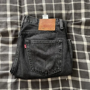 Levis 501 - Levis 501 i grå tvätt. Knappt använd då jag växte ur den snabbt. Storlek W33 L30