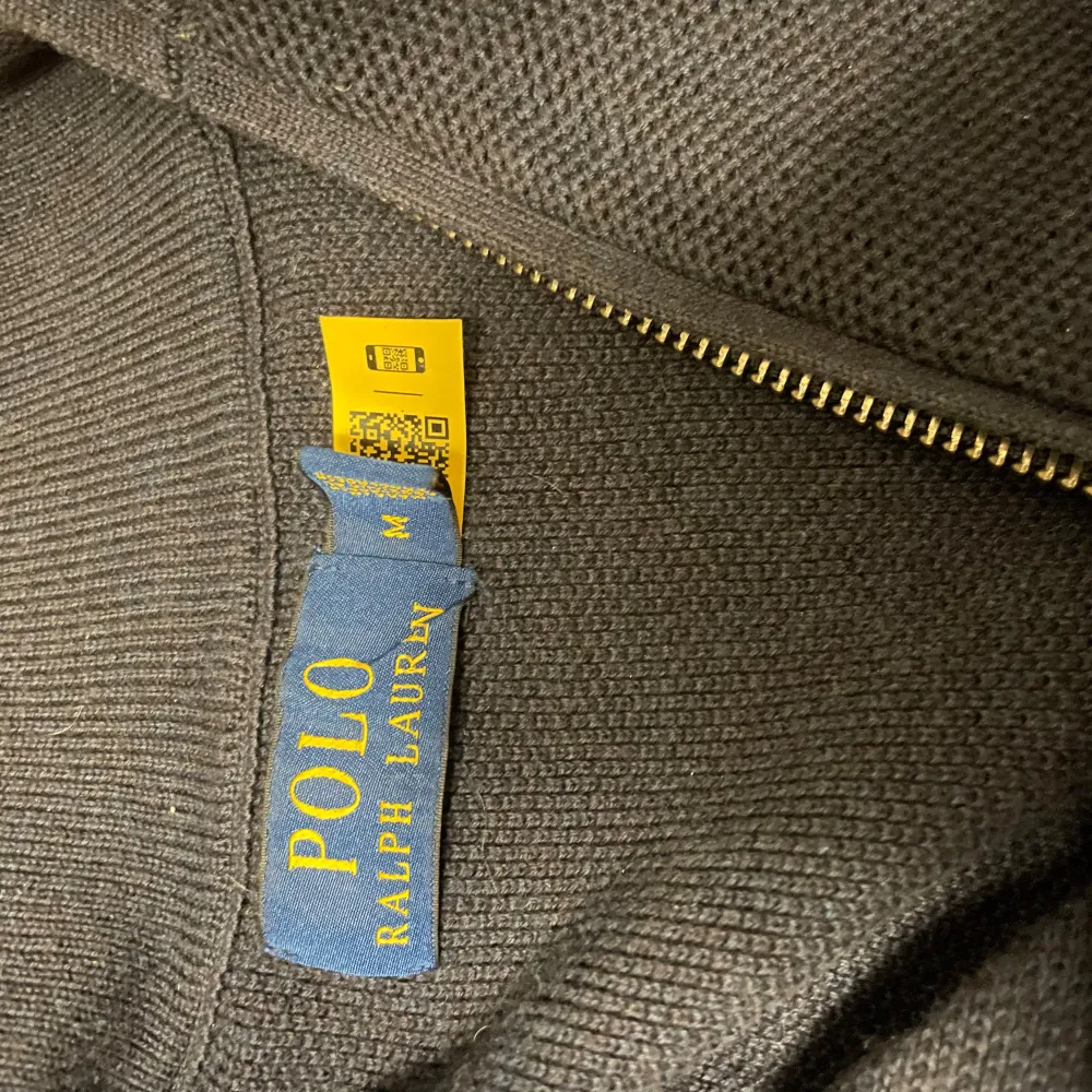 Nypris: 2399 kr! Säljer en snygg och stilren mörkblå tröja från Polo Ralph Lauren. Den har en halv dragkedja och är perfekt för både vardag och lite finare tillfällen. Tröjan är i bra skick och har det klassiska Polo-loggan broderad på bröstet.. Tröjor & Koftor.