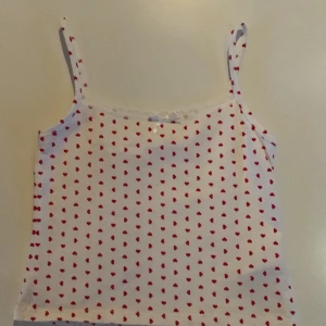 Fin hjärt line ❤️💋40kr + frakt  - Jätte fin top passar till allt.Röda hjärtan ❤️inte använd!