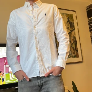 Ralph Lauren skjorta  - Ralph Lauren skjorta i nyskick. Storlek S. Modellen på bilden är 183 cm.