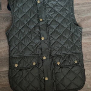 Barbour väst - En riktigt snygg grön barbour väst i nyskick. Använt ett fåtal gånger. Säljer för att jag inte använt den mycket alls. Köpte för 1900. Storlek S Tveka inte på att skriva vid funderingar!😁