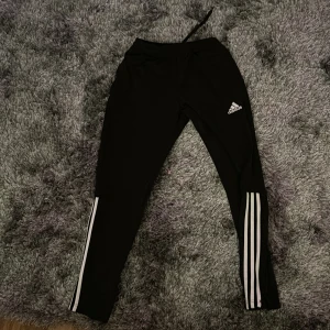 Byxor  - Adidas byxor bra skick storlek m