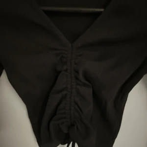 Långärmad tröja <3 - Säljer den här långärmade tröjan från Ginatricot!! I nyskick och har bara använt typ 4 gånger💓 perfekt till sensommar!