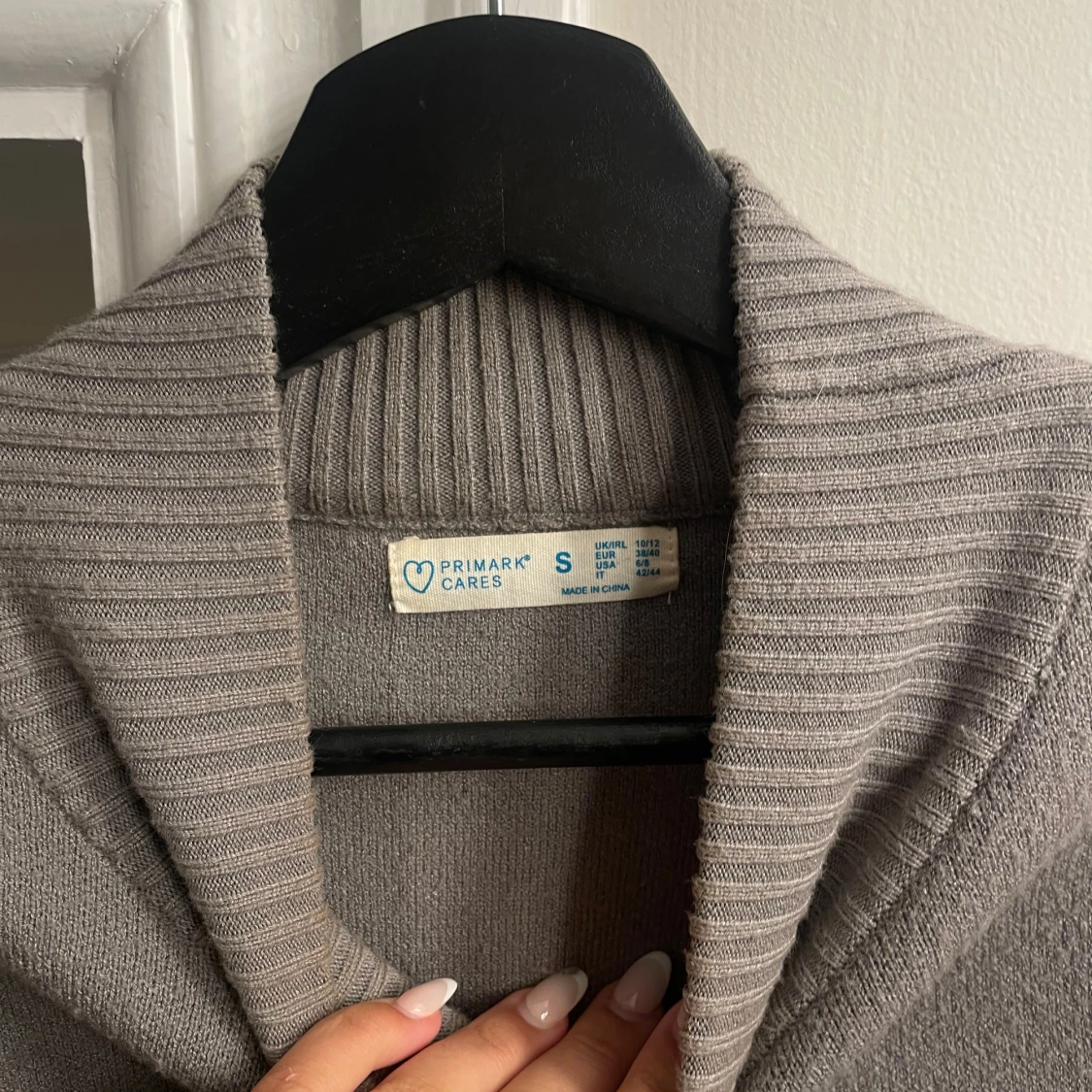 Stickad tröja med polo - 90