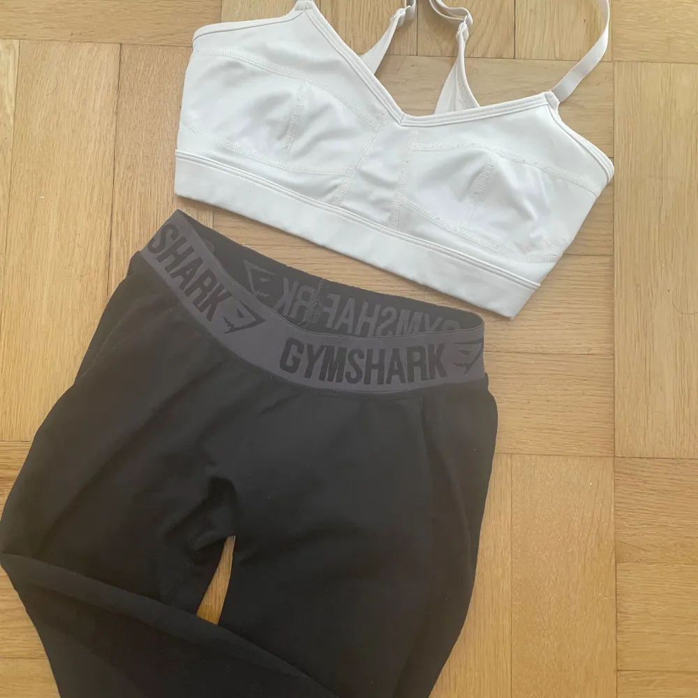 Säljer tights och en vit sport-bh från H&M och Gymshark. Den är perfekt för träning och har justerbara axelband för bästa passform. Materialet är mjukt och bekvämt, vilket gör den idealisk för intensiva träningspass. Köp direkt eller ge prisförslag 💪. Sportswear.