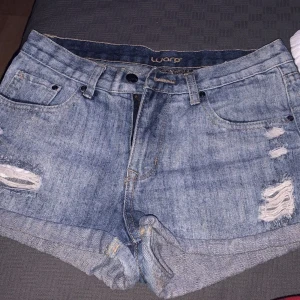 Lågmidjade jeans shorts - Jättefina på, men dom passar inte mig längre. Använt 2-3 gånger ny tvättade 