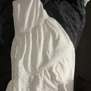 Vit klänning från Koton - Säljer en superfin vit lång kjol från Koton i Turkiet 🩷Den är i storlek s, lapp kvar på och oanvänd 💖