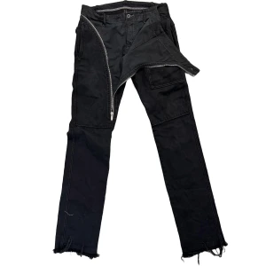 Rick Owens Aircut Jeans - og double layers sjukt snygga vne ens om ja vill sälja men postar dom ändå, vet ej vlk size dom e för taggen e så sliten men förra ägaren sa att dom var sz 30🤷‍♂️