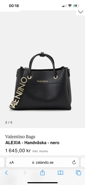 Valentino väska - Säljer denna valentino väska perfekt för skolan rymlig och bra 