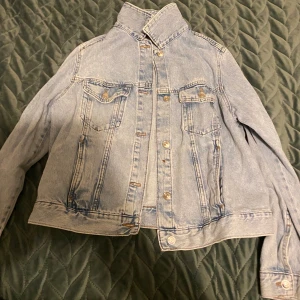 Jeans jacka / denimjacka  - Från axeln är armen 54 cm lång  Jackan från nackdelen är: 60 cm lång  Den är lite längre fram än bak.  Och den är använd. 