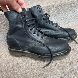 Använda dr martens. I behov av en skoputs. Bra skick. 