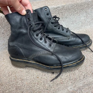 Dr martens strl 37 - Använda dr martens. I behov av en skoputs. Bra skick. 