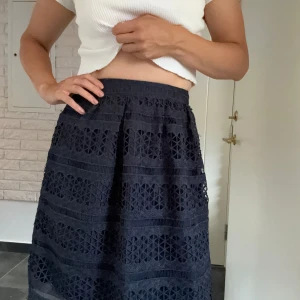 Marinblå kjol - Kjol från Holly & Whyte. Knappt använd. 