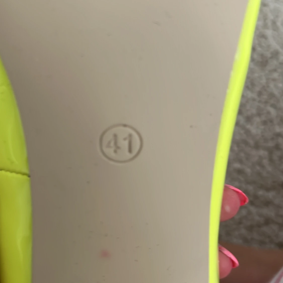 Neongula pumps med klack - 91