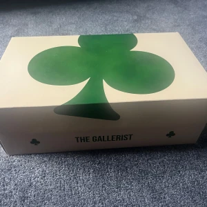 The gallerist skor storlek 43 - Helt oanvända är ni intresserade elller vill ha mer bilder eller från någon annan  vinkel så är det bara att fråga som sagt skorna är i toppskick 
