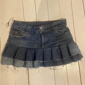 Jeans volangkjol  - Jeans volangkjol som jag sytt själv 💕 Midjemått tvärs över: 38 Skriv för fler bilder