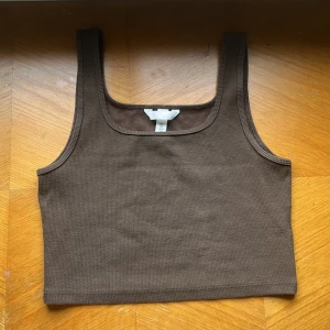 Brun ribbad linnetopp från H&M -  Den är i storlek s, i mycket bra skick och har inte blivit använda många gånger. 