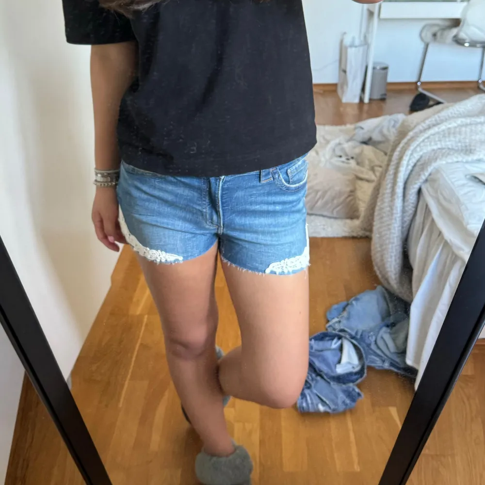 Ett par superfina  shorts från zara, perfekt nu till sommaren/hösten!! Midjemått 35-36 rakt över🙏🏽 Tveka inte att höra av dig vid frågor🥰💘🤩 . Shorts.