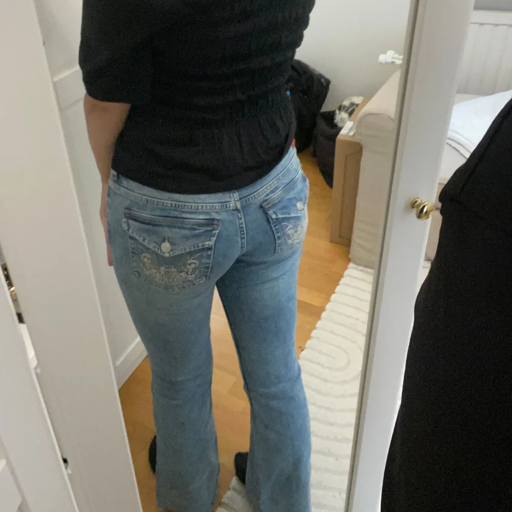 Supersnygga lågmidjade jeans från H&M, med supersnygga bakfickor. Modellen är bootcut, samt storleken är 38. Midjemåttet är 38cm x 2, och innerbenslängden är 80cm. Säljs pga att de inte kommer till användning. Köptes för ca ett år sen!🩷. Jeans & Byxor.