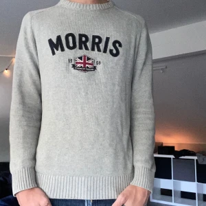 Morris Tröja - Tjaba. Säljer min Morris tröja i bra skick. Skick 8/10. Jag är 182 cm🙌 Hör av er vid funderingar!