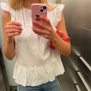 Vit blus med volang detaljer - Vit blus med volangdetaljer och spets. Storlek S💗