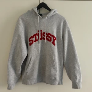 Stussy hoodie storlek S - Säljer nu denna unika hoodie från Stussy i storlek S.  Använts begränsat så den är i väldigt fräscht skick.  Denna modell finns i ej att köpa i butik eller online.  Hör av dig vid frågor eller funderingar!