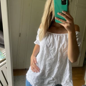 vit blus - en vit vacker blus från Ellos som man kan ha som off shoulder eller vanligt. Liten i storleken då jag är en XS. Aldrig använd 🩵