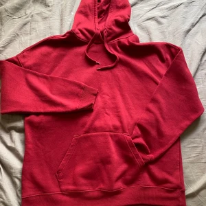 Röd hoodie - Röd hoodie med snören, JÄTTE skön och bra passform! Inte ofta använd och i bra skick.