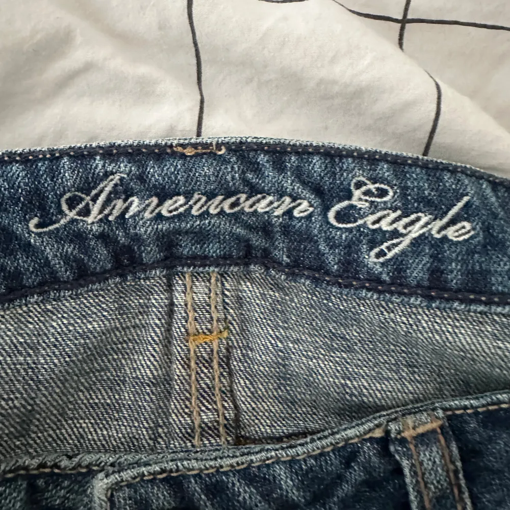 Säljer min American Eagle kjol då den är lite för stor för mig, den är i jättebra skick och aldrig använd!. Kjolar.