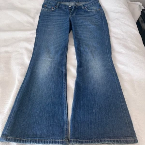 Lågmidjade jeans  - Blåa Lågmidjade jeans från weekday, helt oanvända. Säljer då dom är för små för mig❤️