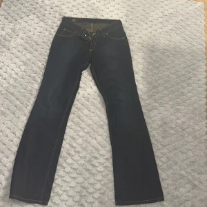 Lågmidjade jeans - Säljer ett par Lee jeans som är lågmidjade och en fin passform